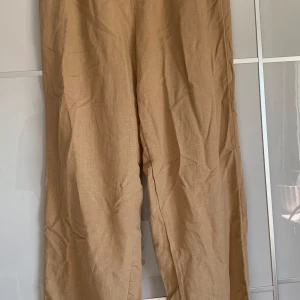 Linne byxor från saint - Högmidjade linne byxor från saint i storlek S. Köpte och ongrade mig så kunde inte lämna tillbaka så de är helt oanvända med lappen kvar. Köpta för 700kr. Kontakta för frågor eller innan köp!!!