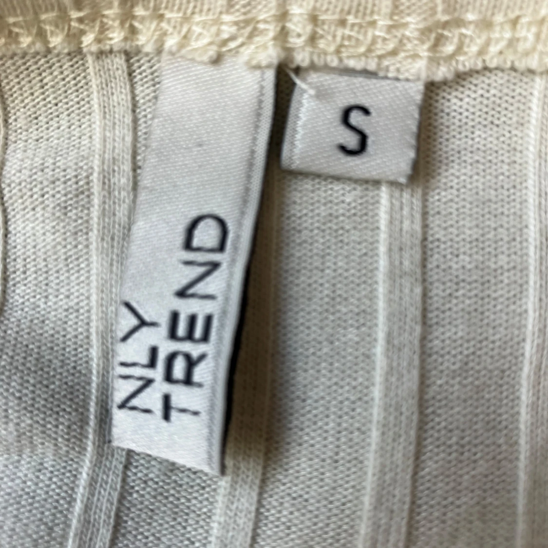 Ribbad omlottopp från NLY Trend - 2