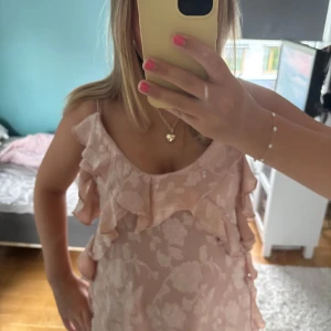 Ljusrosa blommig volangklänning - Supersöt ljusrosa linne blus. Jättefin på sommaren.🩷 snabb frakt🥰 pris kan diskuteras💛💛