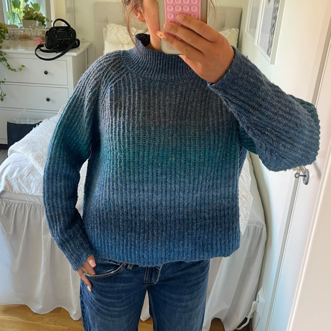 Blå stickad tröja med hög krage