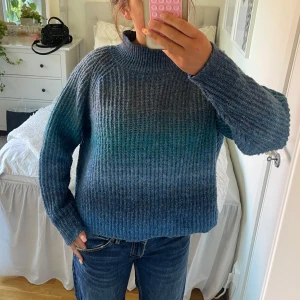 Blå stickad tröja med hög krage - (Säljer åt en kompis💕)Mysig stickad tröja i blå och turkosa toner med ribbad struktur och hög krage. Tröjan har lång ärm och en relaxed fit som ger en chill vibe. Perfekt för kalla dagar när du vill vara både varm och snygg. Lappen är tyvärr bortklippt så vet inte var tröjan är i från elr vilken storlek men skulle säga att den passar S/M❤️ säljer för 100kr men kan sänka priset! 💖
