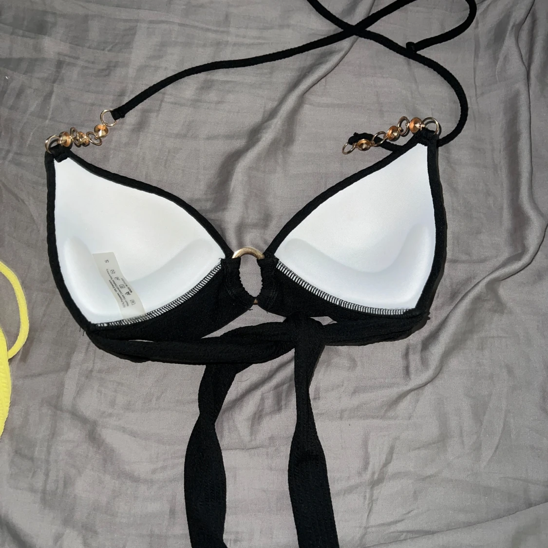 Svart ribbad bikiniöverdel med pärldetaljer - 3