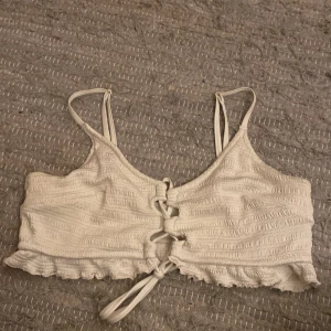 Vit bikini topp med snörning fram - Jättefin och skön på! Passar tyvärr inte längre