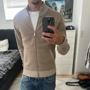 Boggi Milano stickad Kashmir tröja  - Otroligt fet stickad tröja, nyskick, väldigt bra kvalitet på den samt bra passform, priset kan diskuteras!