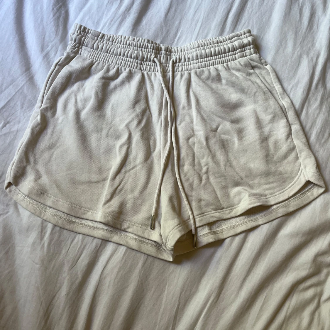 Beige mjuka shorts från H&M