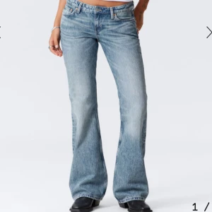  bootcut jeans ljusblå - as snygga lågmidjade  weekday jeans säljer bara för de inte passar, jättenajs tvätt och endast använt ett par gånger!❤️Är inte helt säker på längden men tror de är längd 34 eller 32 men jag är 163 och de är väldigt långa på mig!