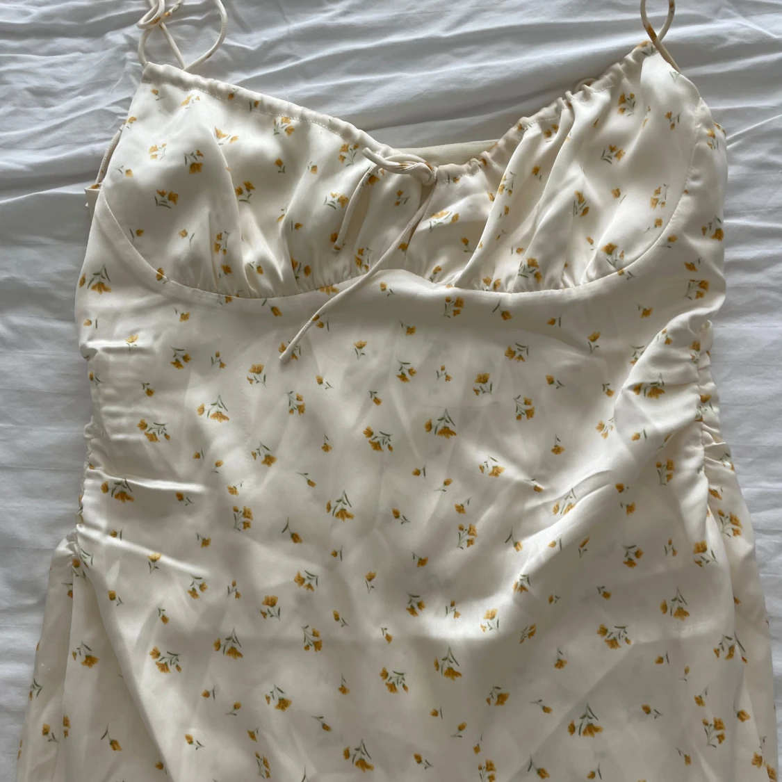 Ljusblommig långklänning med slits - 1