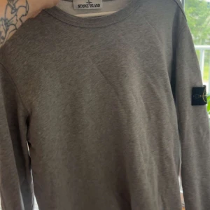 Stone Island Crewneck - Mindre flaws vid ärmslut, inget som påverkar användningen. Storlek M (sitter aningen större, passar bra på mig som är 180 o väger ca 80). Mer bilder skickas på begäran.