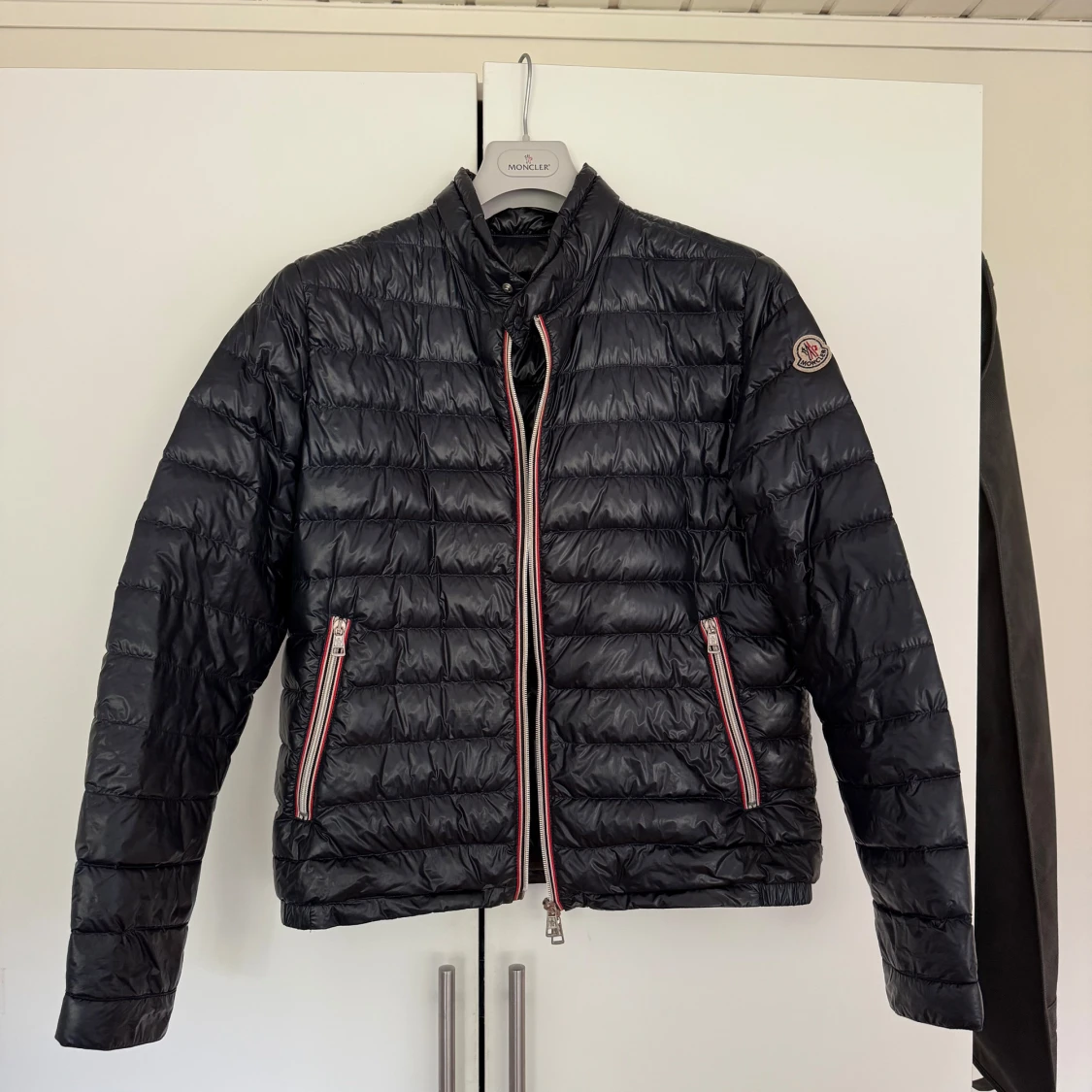 Svart Moncler dunjacka