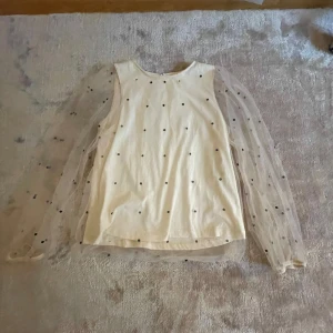 Blus!  - Supersöt off white  topp med transparenta meshärmar och svarta prickar! 💓använd fåtal gånger! 