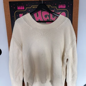 Ljusgul tjocktröja - Ljusgul tjocktröja. Snygg att ha off-sholder. Hör av dig för frågor!