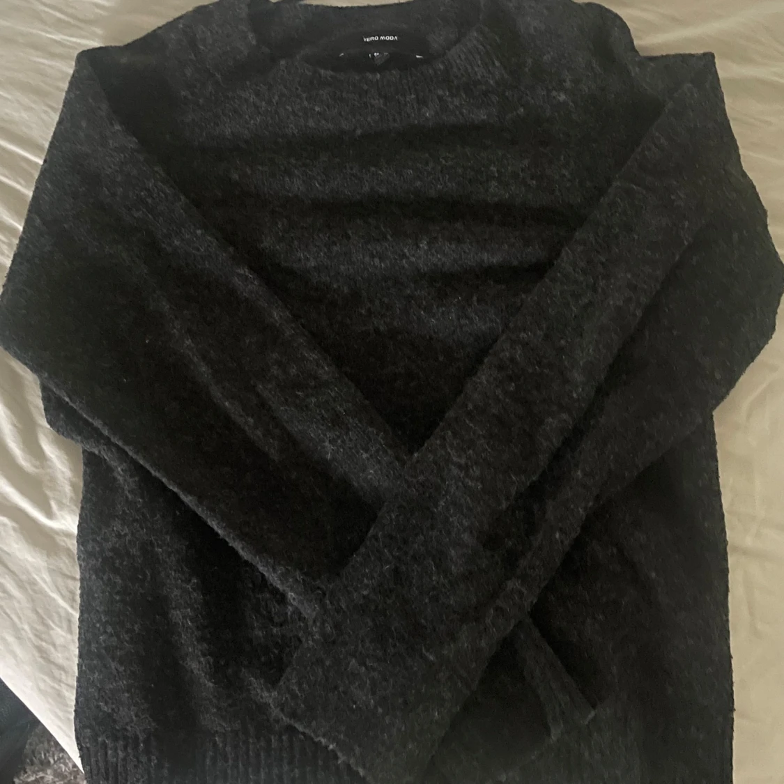 Mörkgrå/svart stickad tröja från Vero Moda