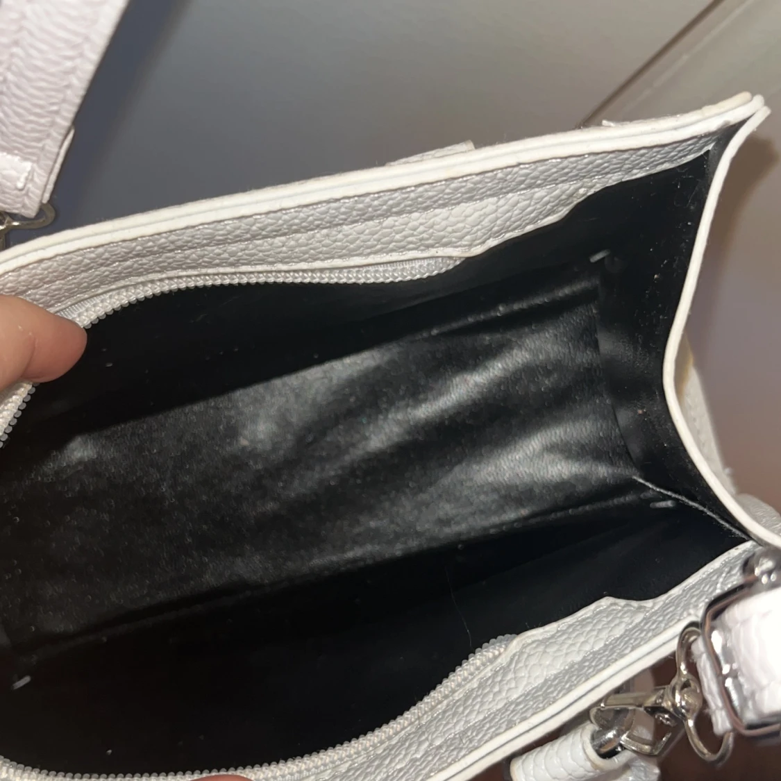 Vit axelväska i skinnimitation - 2