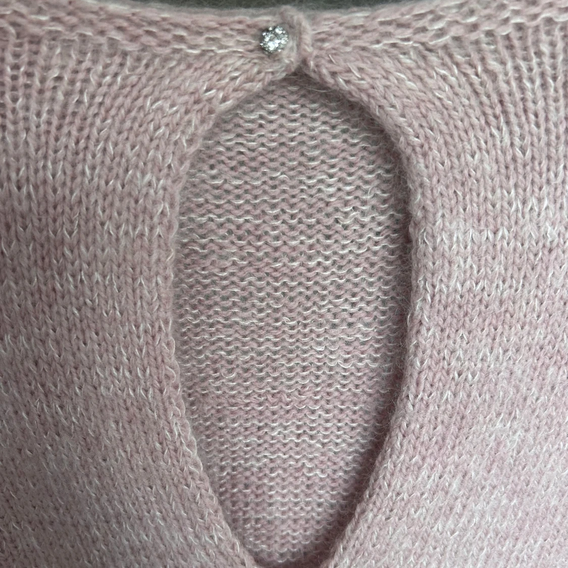 Ljusrosa stickad tröja med öppen rygg - 2