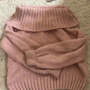 off shoulder stickad tröja - söt rosa tröja från gina i storlek m men oassar böst som s 