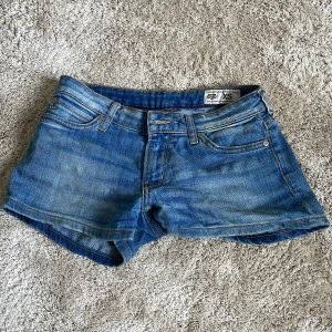 Blå jeansshorts från Crocker XS - Blå jeansshorts från Crocker i storlek xs men skulle kunna passa s.