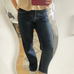 Mörkblå Zara Full length midtise jeans - Mörkblå Zara Full length midtise jeans i storlek 38. Endast använda under ett tillfälle så i princip oanvända. Är bra i längden på mig mig är ca 177 cm lång🥰