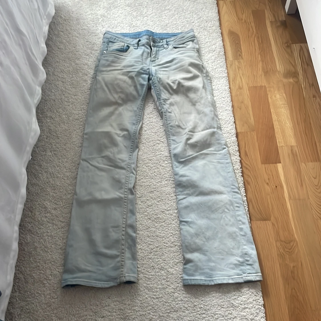 Ljusblå bootcut jeans