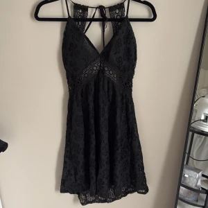 Klänning - Superfin klänning köpt i Spanien i nyskick. 