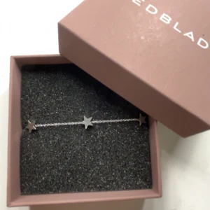Edblad armband ✨ - Silvrigt armband med stjärnor från Edblad. Använt enstaka gånger 🥰