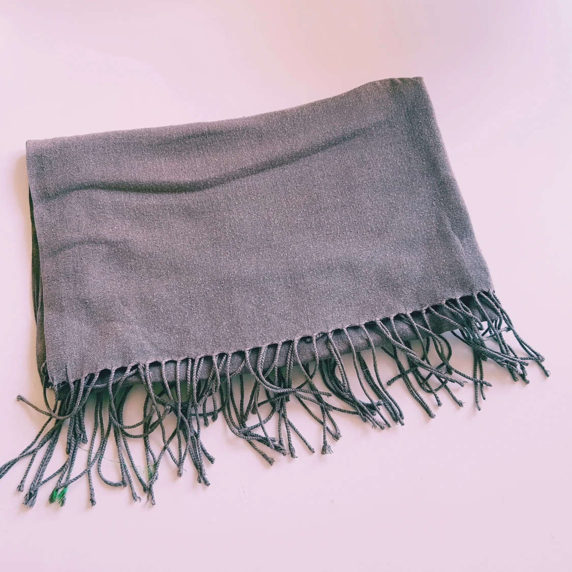 Grå halsduk med fransar