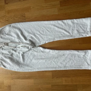 Vita strukturerade byxor från Zara - Superbekväma vita byxor från Zara i storlek L, men passar även M. Byxorna har en snygg textur, dragsko i midjan och är tillverkade i ett mjukt material som känns skönt mot huden. Perfekta för chill dagar eller när du vill ha en avslappnad look.