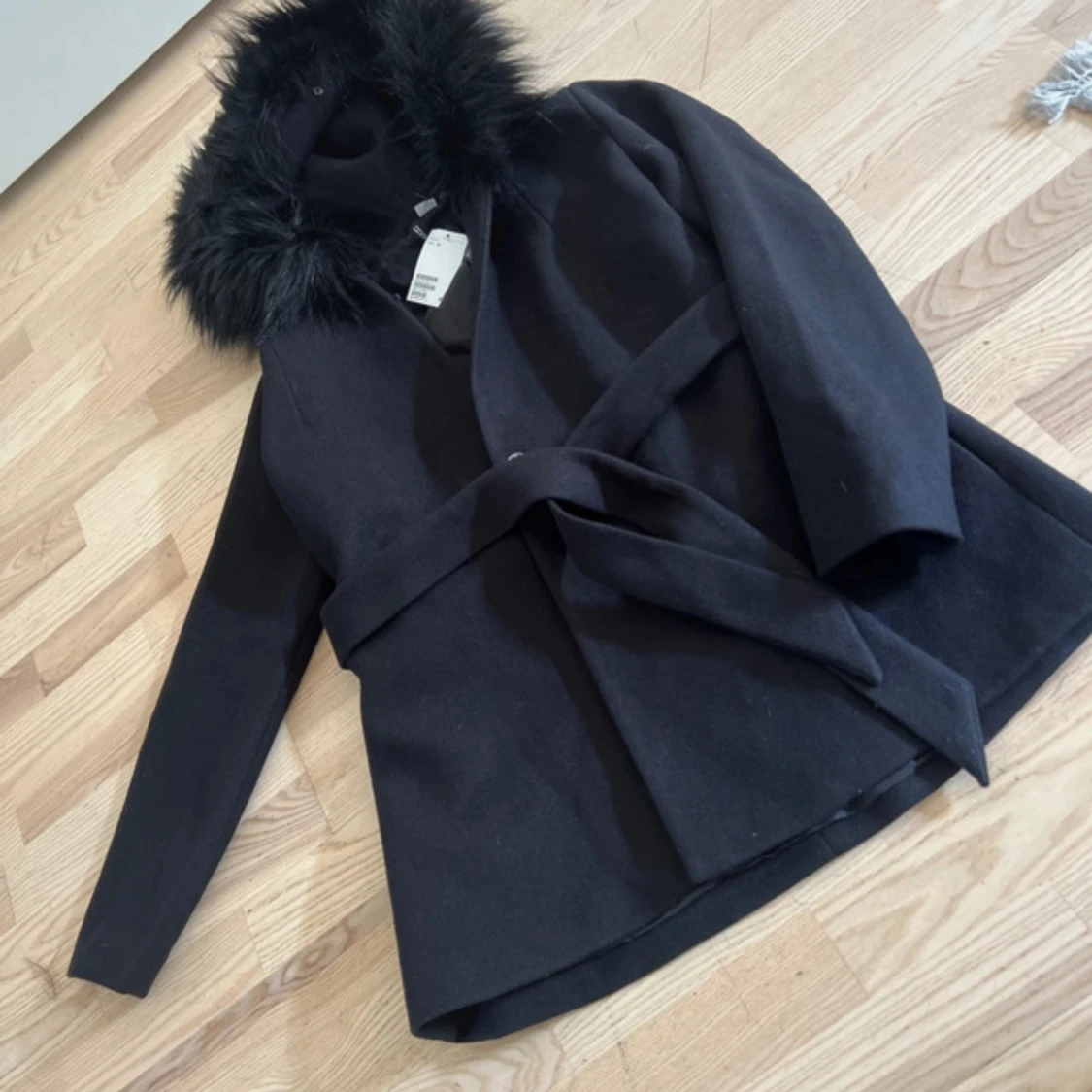 Svart kappa med fuskpäls från H&M