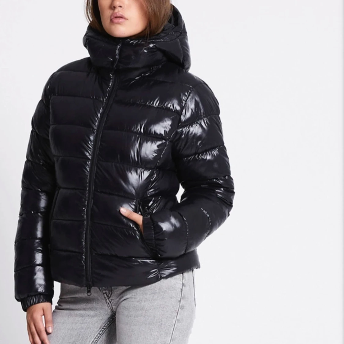 Svart glansig pufferjacka