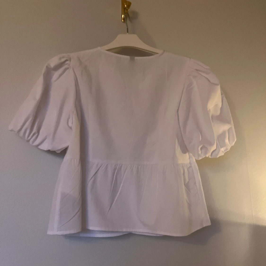 Vit blus med puffärm och knytningar - 1