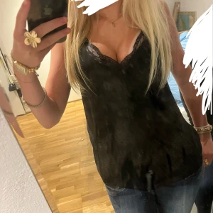 Spets linne från Zara  - Spets linne från Zara! Perfekt för att antingen sova i eller ha ute!💕 knappt använd och har inga märken eller något sånt💕 säljer för att jag behöver spara pengar för tillfället❤️