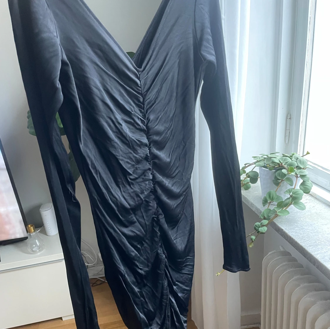 Svart långklänning med rynk och v-ringning - 3