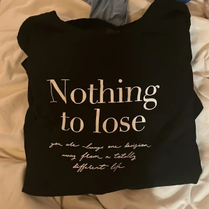 Svart t-shirt med texttryck - Svart t-shirt med vit text. Mycket bra skick och typ aldrig använd!😊