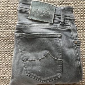 Grå jeans från Jacob Cohen  - Säljer mina snygga jeans från Jacob cohen i modellen 688 slim fit. Jeansen är i jätte fint skick 9/10 skulle jag säga. Om du har några funderingar är de bara att höra av sig / mvh William! 