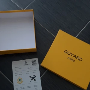 Svart axelväska  - Upptäck det perfekta komplementet till din outfit – vår svartaxelväska! Stilren, modern och otroligt mångsidig. Den här väskan kombinerar tidlös design med trendig edge och passar lika bra till vardag som till utekvällen. Med sitt minimalistiska uttryck och praktiska storlek blir den snabbt din nya favoritaccessoar.