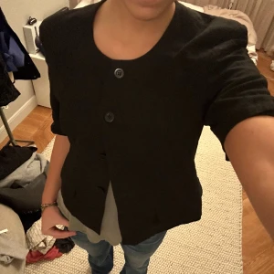 Trekvartsarmad kofta - En trekvartsarmad kofta/jacka som man kan ha över kläder, i lite linne/kavaj material