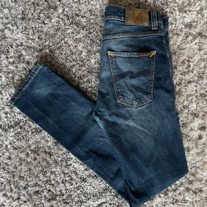 Nudie Jeans Lean Dean (Slim fit) Dark Worn Navy - Säljer nu dessa Nudie Jeans i den populära passformen Lean Dean | Använt men fortfarande i bra skick | Litet slitage i skrevet (SE BILD) | Strl: W29 L32 | Färg: Dark Worn Navy | Nypris: ~1400kr | Hör av dig vid minsta fundering :)