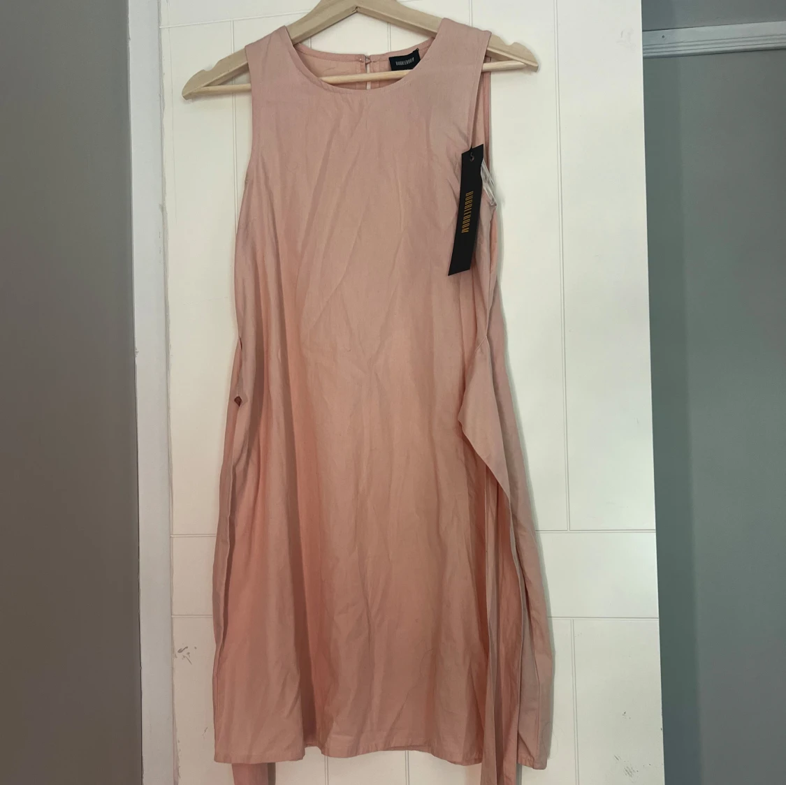 Ljusrosa ärmlös klänning med knyt