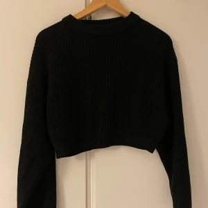 Svart croppad stickad tröja H&M Divided - Svart croppad stickad tröja från H&M Divided.