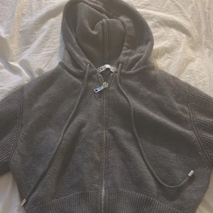 Grå stickad zip up  hoodie från Zara💞 - Mysig grå zip up hoodie från Zara i stickat material. Tröjan har dragkedja framtill, huva med snörning och ribbade muddar på ärmar och nederkant. Perfekt för lager-på-lager och chill dagar. Snygg och enkel att matcha med jeans eller mjukisbyxor. Säljer för att den inte kommer till användning 🩷
