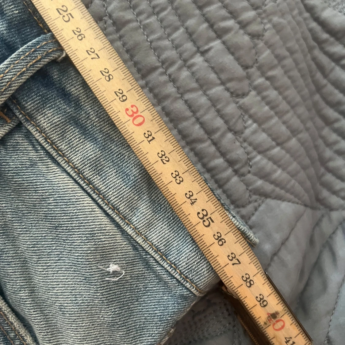 Blå jeansshorts med slitningar och pärlor - 2