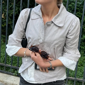 Ljusgrå kappa - Nyskick och så söt i höst. Köpt dyr i Paris på vintage butik.