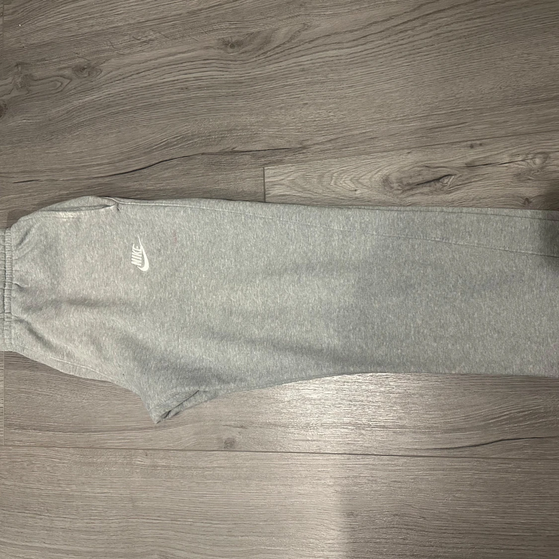 Grå mjukisbyxor från Nike