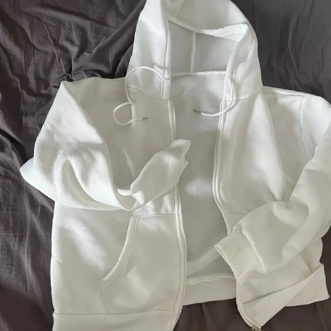 Vit hoodie med dragkedja och huva - 1