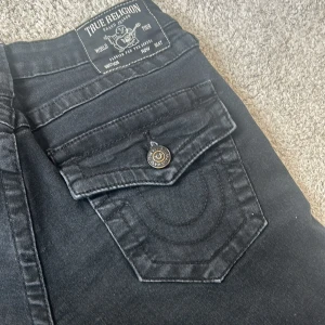 Svarta true religion jeans  - Säljer ett par svarta true religion jeans pågrund av att dem är lite för korta. Köpte för 1200kr och säljer för 650kr. Skriv privat om ni har några frågor!