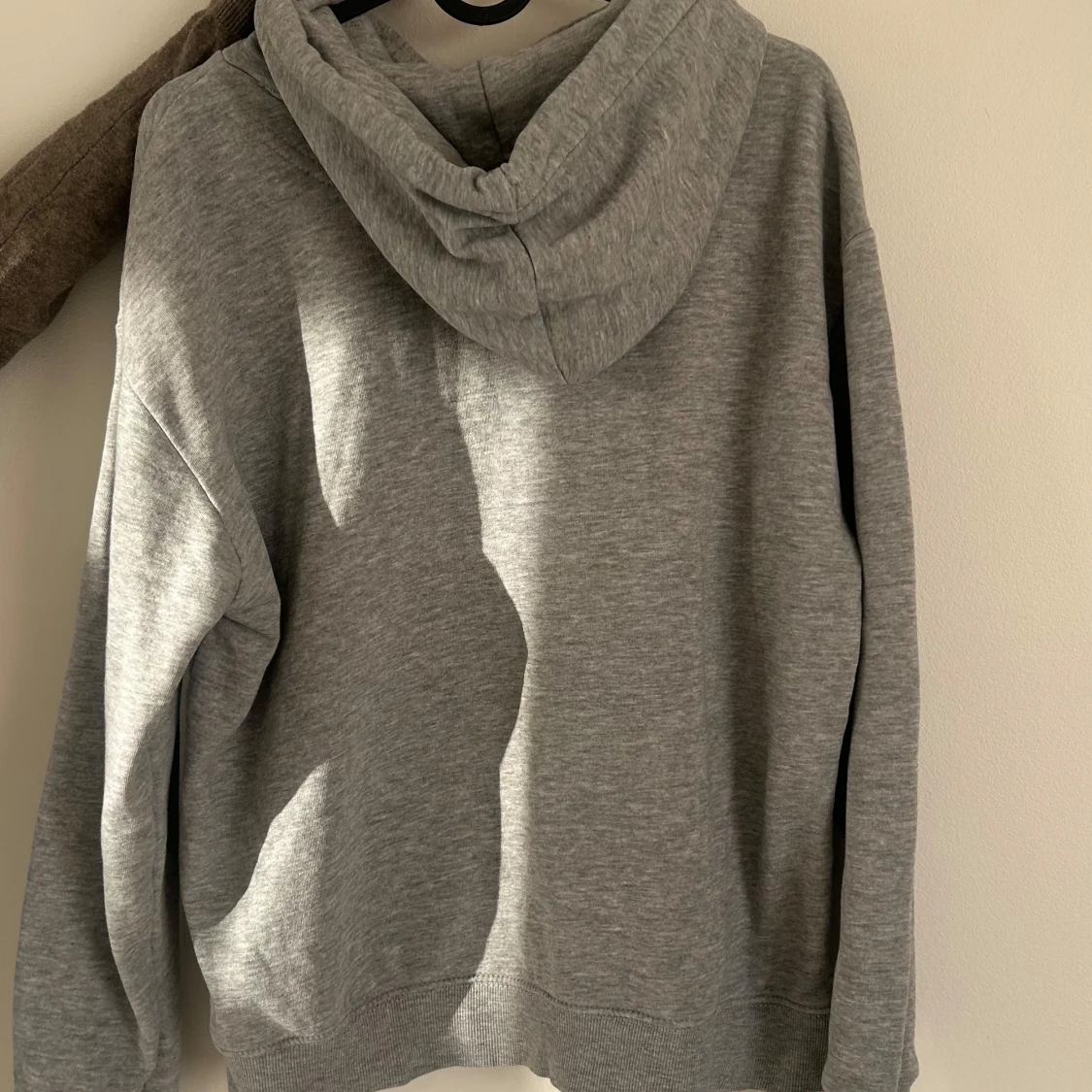 Grå hoodie med huva och ficka - 1