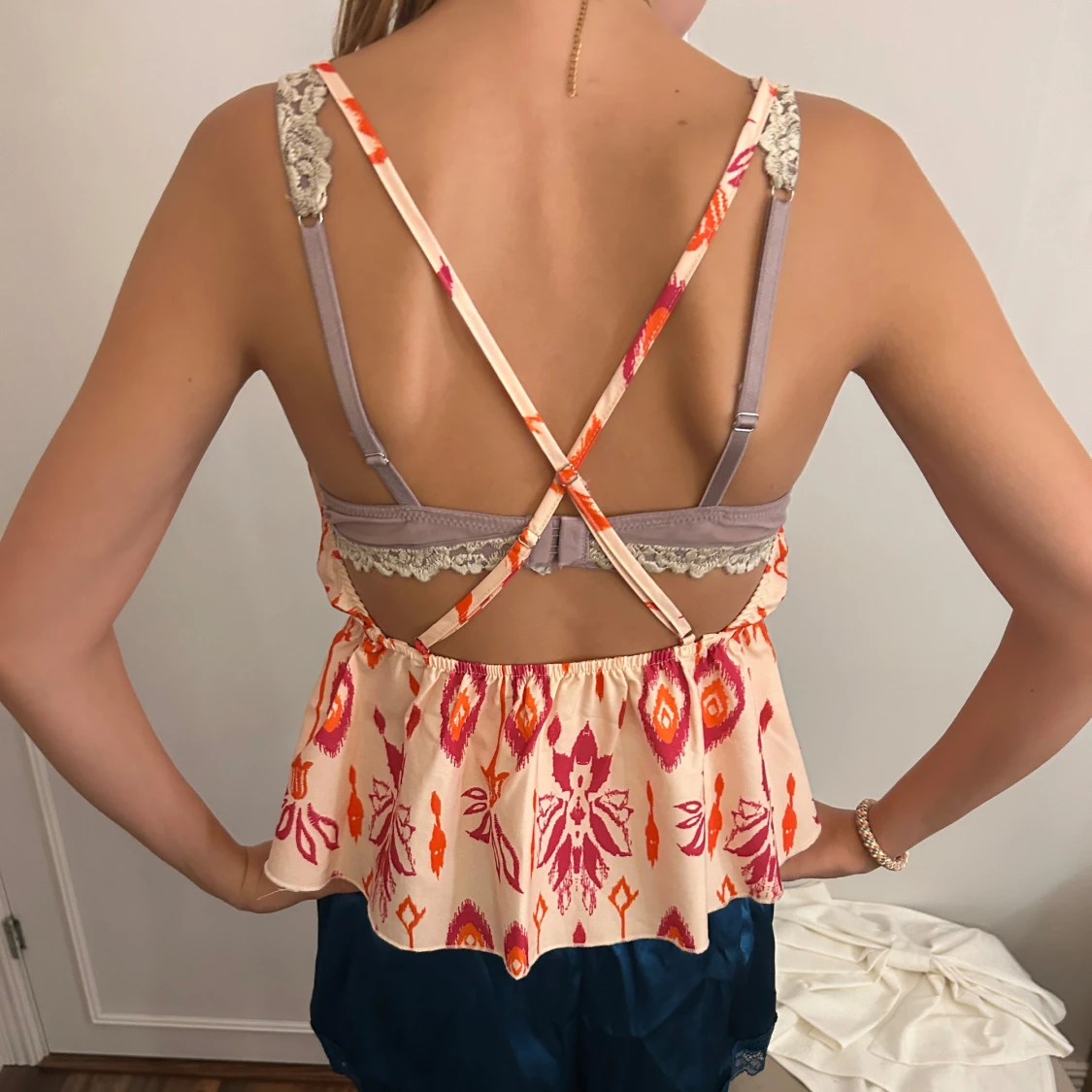 Mönstrad linnetopp med korsade band - 1