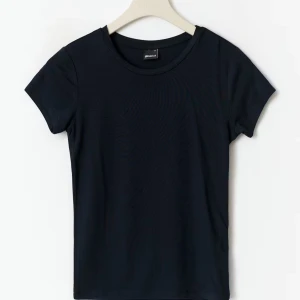 Gina tight t-shirt - Gina tricot soft touch top i mörkblå.