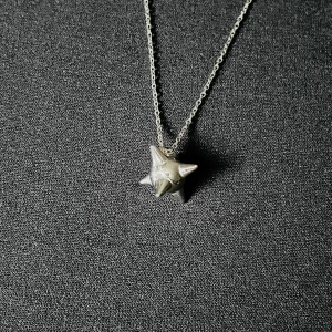 The Minimalist Silver Spike Ball Necklace - Unikt & elegant halsband i stainless steel med minimalistisk spike ball-detalj (ca 2 cm). Kedjan är ca 50 cm. 