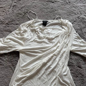 Vit omlottklänning från Lindex XS - Supersöt vit omlottklänning från Lindex i storlek XS. Inte använd så mycket då den är lite för liten för mig.