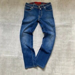 Jacob Cohen jeans  - Säljer ett par feta Jacob cohen jeans  | skicket på jeansen är 8/10 väldigt bra | storlek 29 | ny pris 5000: mitt pris är 1099 | skriv vid frågor och funderingar  